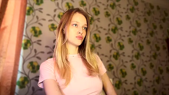 Snapshot of Evvie_Summn1 chatting on March 23, 2026, 9:35 am Evvie Summn1 online show from March 23, 2026, 9:35 am