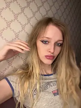 Snapshot of Evvie_Summn1 chatting on April 3, 2026, 2:15 pm Evvie Summn1 online show from April 3, 2026, 2:15 pm