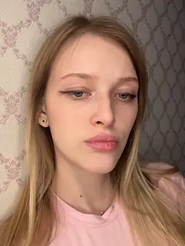 Snapshot of Evvie_Summn1 chatting on April 7, 2026, 4:18 pm Evvie Summn1 online show from April 7, 2026, 4:18 pm