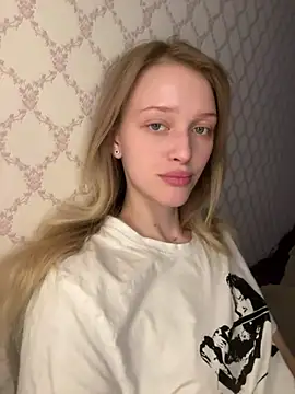 Snapshot of Evvie_Summn1 chatting on April 23, 2026, 10:03 am Evvie Summn1 online show from April 23, 2026, 10:03 am