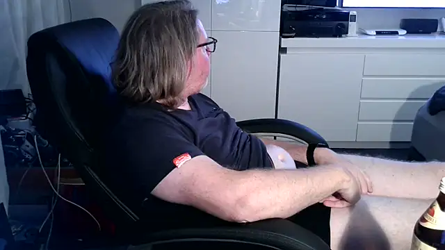 Snapshot of VSteph chatting on October 22, 2025, 10:31 pm VSteph online show from October 22, 2025, 10:31 pm