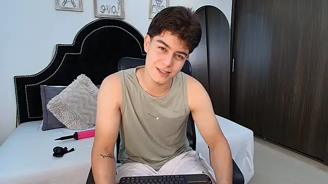 MaxxiCruz online show from September 13, 2025, 1:27 am