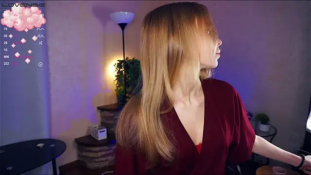 Snapshot of LynetBurby chatting on December 9, 2024, 7:18 pm LynetBurby online show from December 9, 2024, 7:18 pm