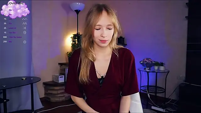 Snapshot of LynetBurby chatting on December 11, 2024, 11:32 pm LynetBurby online show from December 11, 2024, 11:32 pm