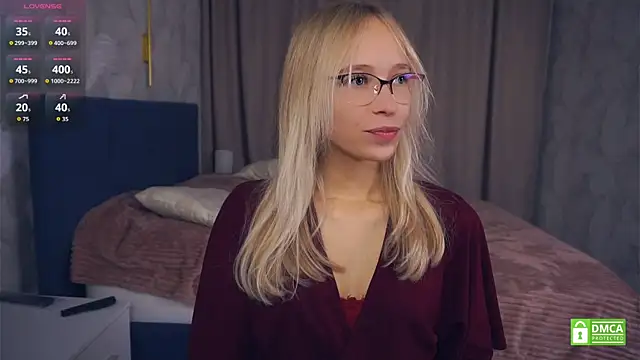 Snapshot of LynetBurby chatting on October 5, 2025, 4:38 pm LynetBurby online show from October 5, 2025, 4:38 pm