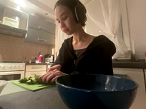 Snapshot of Roxie_Mils chatting on October 27, 2025, 7:18 pm Roxie Mils online show from October 27, 2025, 7:18 pm