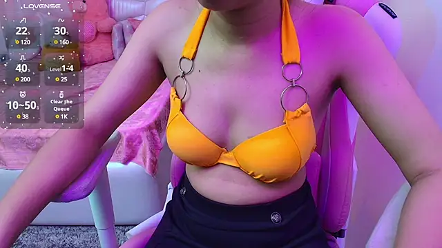 Snapshot of YourKusu chatting on February 10, 2025, 10:51 pm YourKusu online show from February 10, 2025, 10:51 pm