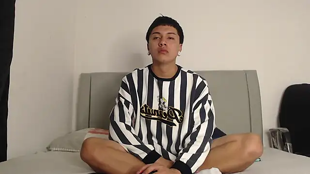 alex-lover online show from April 21, 2026, 7:39 pm