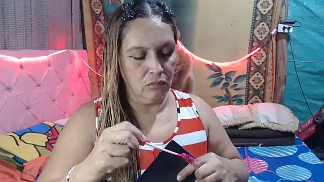 Snapshot of mom_son_dirty chatting on November 19, 2025, 10:32 pm mom son dirty online show from November 19, 2025, 10:32 pm