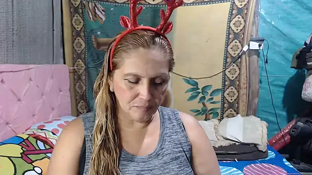 Snapshot of mom_son_dirty chatting on December 22, 2025, 11:02 pm mom son dirty online show from December 22, 2025, 11:02 pm