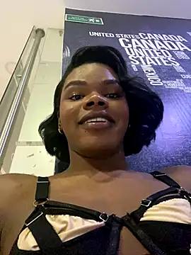 Snapshot of CamiEstrada chatting on September 26, 2025, 10:47 pm CamiEstrada online show from September 26, 2025, 10:47 pm