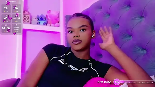 Snapshot of CamiEstrada chatting on October 17, 2025, 11:18 pm CamiEstrada online show from October 17, 2025, 11:18 pm