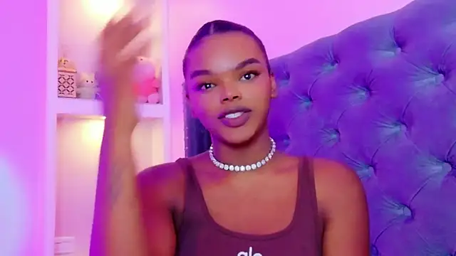 Snapshot of CamiEstrada chatting on October 19, 2025, 10:05 am CamiEstrada online show from October 19, 2025, 10:05 am