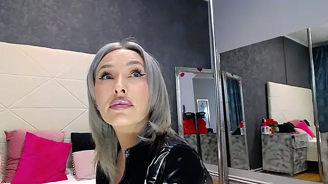 IssaSmith online show from March 28, 2026, 12:49 pm