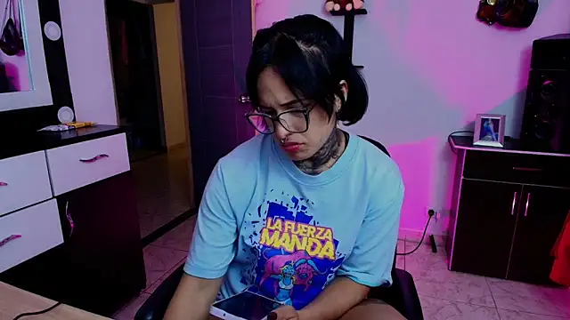 Snapshot of TinnaDawsom chatting on January 18, 2025, 2:25 am TinnaDawsom online show from January 18, 2025, 2:25 am