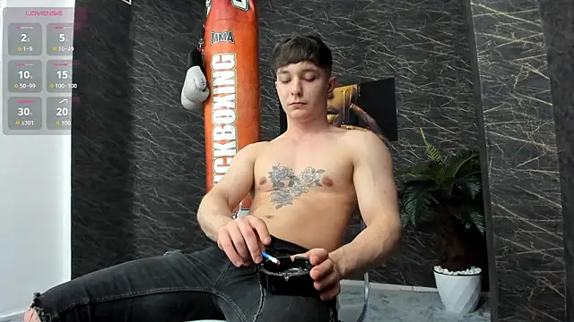 leonardsmith01 online show from January 21, 2025, 8:11 pm