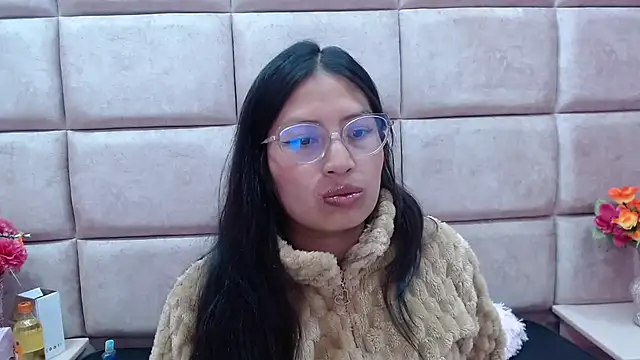 Snapshot of Miaa_Smiith_ chatting on January 3, 2025, 6:33 am Miaa Smiith online show from January 3, 2025, 6:33 am