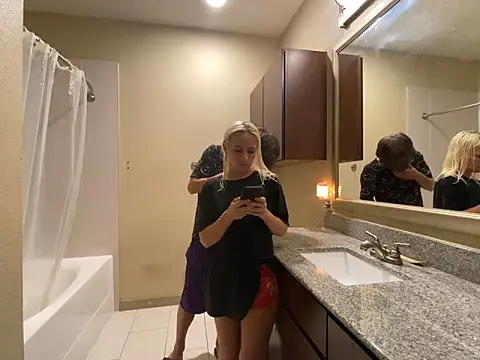 Snapshot of girlfriendmissy chatting on February 6, 2025, 2:11 am girlfriendmissy online show from February 6, 2025, 2:11 am