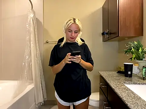 Snapshot of girlfriendmissy chatting on November 4, 2025, 12:10 am girlfriendmissy online show from November 4, 2025, 12:10 am