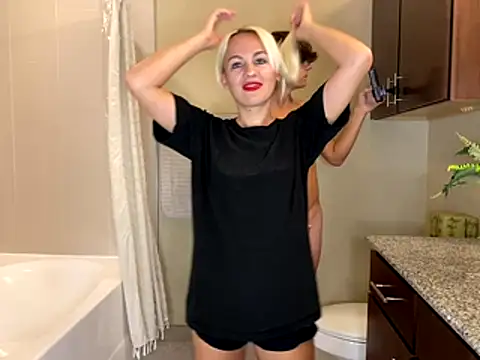 Snapshot of girlfriendmissy chatting on December 13, 2025, 11:54 pm girlfriendmissy online show from December 13, 2025, 11:54 pm