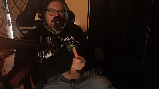 chicostick413 online show from April 4, 2026, 12:35 pm