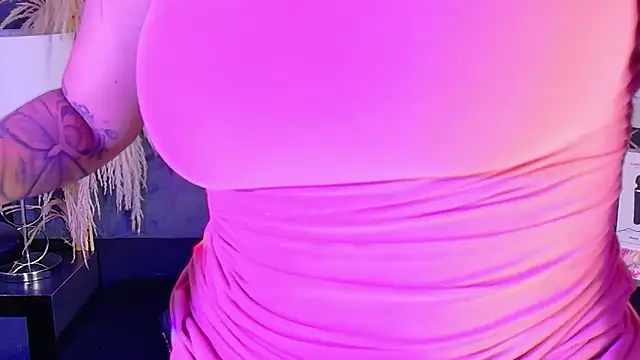 Snapshot of KylieWhite chatting on November 6, 2025, 8:15 am KylieWhite online show from November 6, 2025, 8:15 am