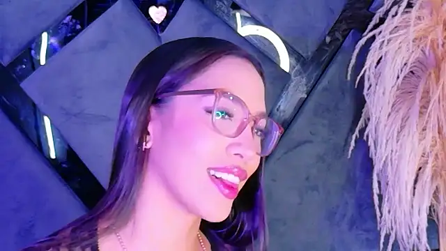 Snapshot of KylieWhite chatting on November 18, 2025, 2:43 pm KylieWhite online show from November 18, 2025, 2:43 pm