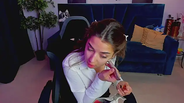 CharleneWoods online show from November 4, 2025, 5:50 am