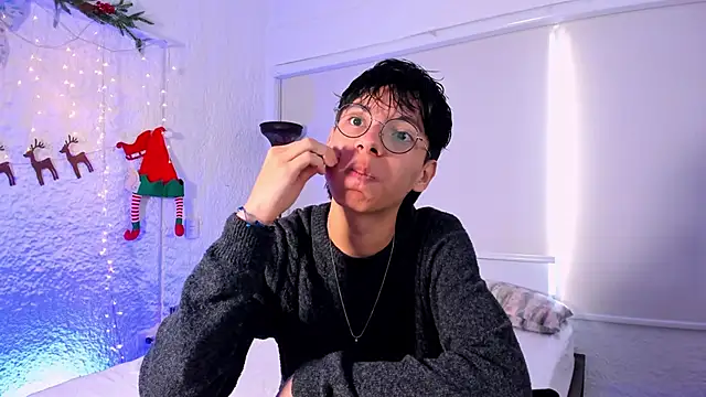 Snapshot of alexandersawyer chatting on December 17, 2024, 12:00 pm alexandersawyer online show from December 17, 2024, 12:00 pm