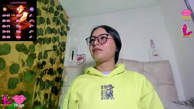 cristalconnorr online show from October 1, 2025, 4:24 pm