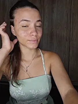 HelenHoltz online show from December 17, 2025, 2:23 pm