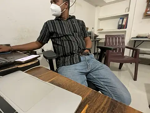 real meet girl finding in online show from October 15, 2025, 10:37 am