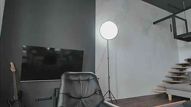 vinylstore online show from March 21, 2025, 11:44 am