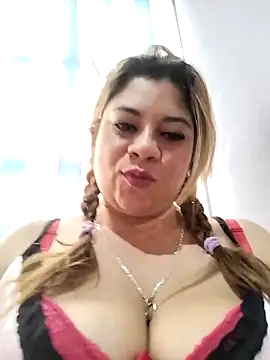 Snapshot of Laura-Hernandez chatting on September 19, 2025, 3:24 pm Laura-Hernandez online show from September 19, 2025, 3:24 pm