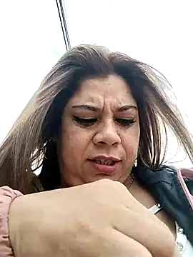 Snapshot of Laura-Hernandez chatting on October 9, 2025, 4:27 pm Laura-Hernandez online show from October 9, 2025, 4:27 pm