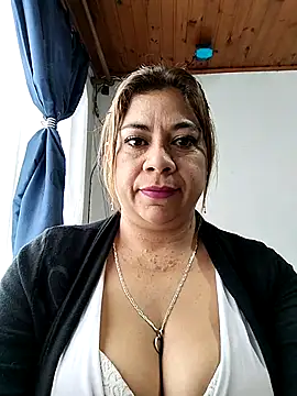 Snapshot of Laura-Hernandez chatting on October 17, 2025, 3:03 pm Laura-Hernandez online show from October 17, 2025, 3:03 pm