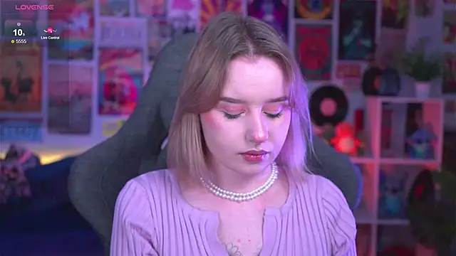 Snapshot of AdeleLoomis chatting on December 18, 2024, 8:25 pm AdeleLoomis online show from December 18, 2024, 8:25 pm