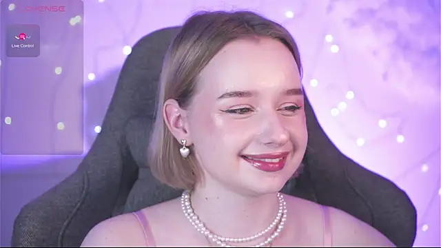 Snapshot of AdeleLoomis chatting on January 13, 2025, 11:27 pm AdeleLoomis online show from January 13, 2025, 11:27 pm