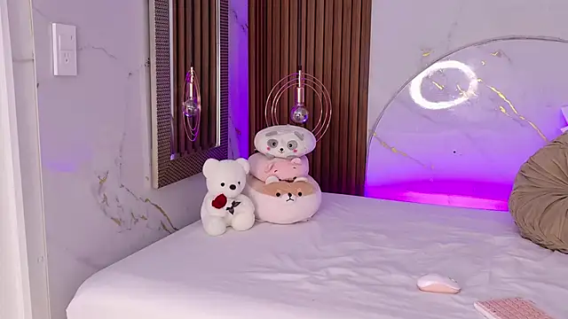 pamelajons  online show from November 12, 2025, 1:11 pm