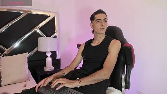 Snapshot of DimitryHank chatting on January 17, 2025, 6:33 pm DimitryHank online show from January 17, 2025, 6:33 pm