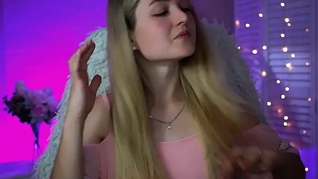 DeboraLarson online show from September 17, 2025, 7:54 am