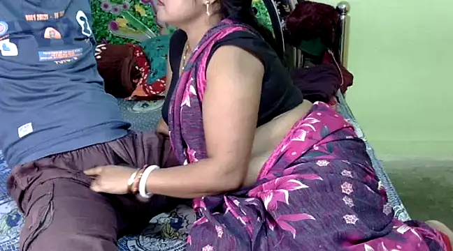 Snapshot of Couple_For_You18 chatting on January 21, 2025, 10:52 am Couple For You18 online show from January 21, 2025, 10:52 am