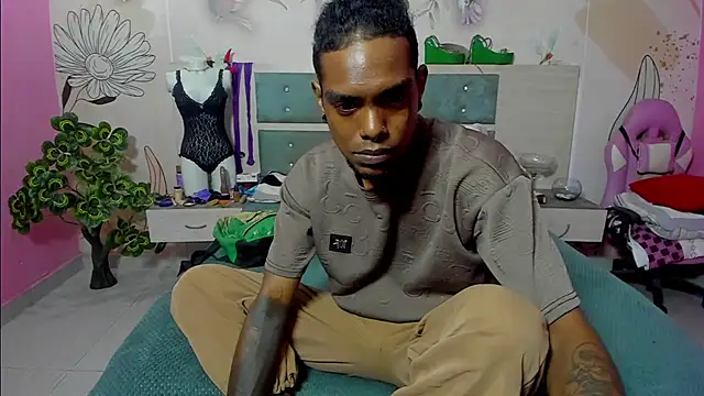 Snapshot of bigblackhotx1 chatting on February 5, 2026, 1:05 pm bigblackhotx1 online show from February 5, 2026, 1:05 pm