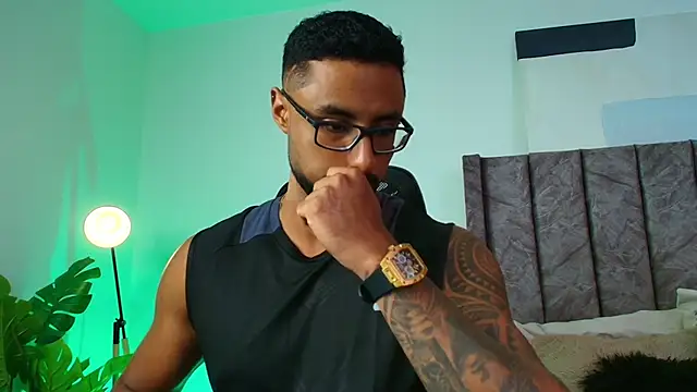 LiamGarcia1 online show from December 5, 2025, 3:41 pm