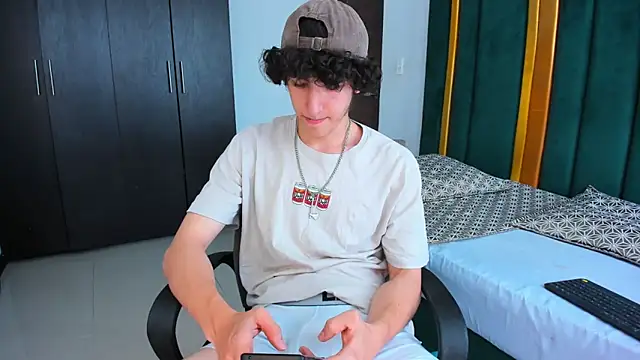 Snapshot of Kerverr_ chatting on September 11, 2025, 5:35 pm Kerverr online show from September 11, 2025, 5:35 pm