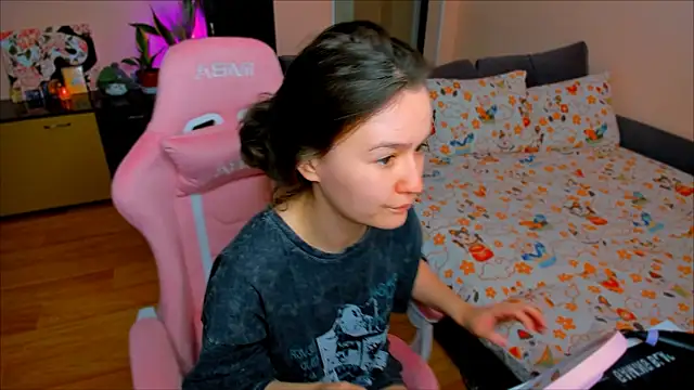 Snapshot of ameli_moon chatting on October 18, 2025, 3:24 pm ameli moon online show from October 18, 2025, 3:24 pm