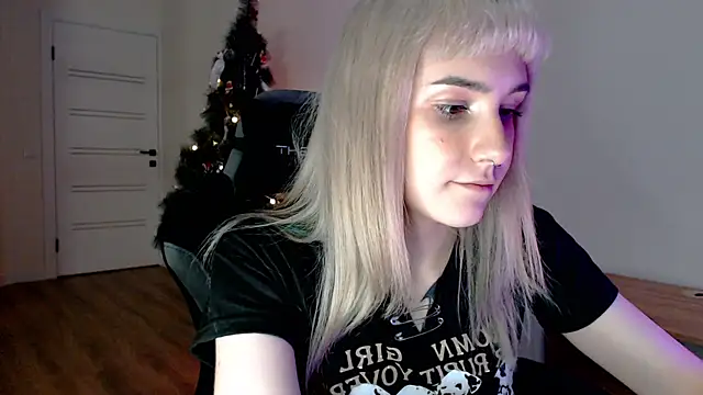 Snapshot of Princess_Shy___ chatting on February 18, 2025, 5:42 pm Princess Shy online show from February 18, 2025, 5:42 pm