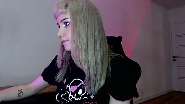 Snapshot of Princess_Shy___ chatting on February 25, 2025, 9:35 pm Princess Shy online show from February 25, 2025, 9:35 pm