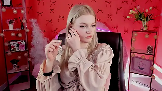 Snapshot of GraceGlamour chatting on December 15, 2024, 11:23 am GraceGlamour online show from December 15, 2024, 11:23 am