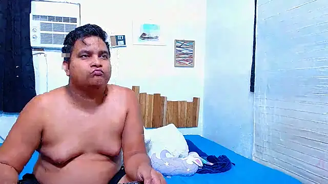 lucasandSofi online show from May 19, 2026, 2:07 am